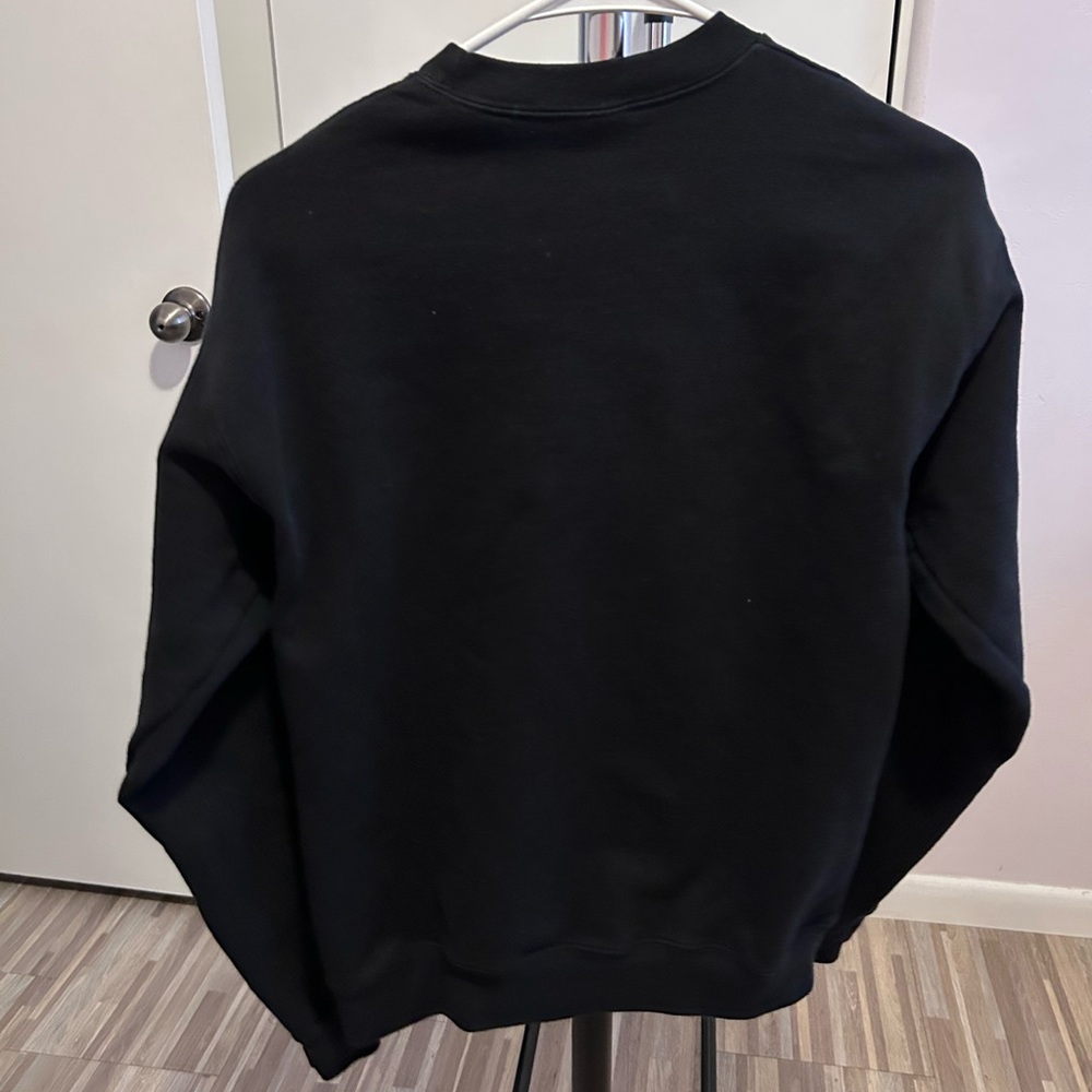 Men’s Small Hanes black sweatshirt.